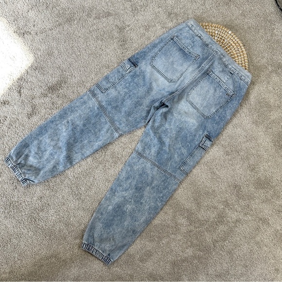 American Eagle Women’s Super High Waisted Cargo Denim Jogger Jeans in Ice Blue 4 - Picture 6 of 16